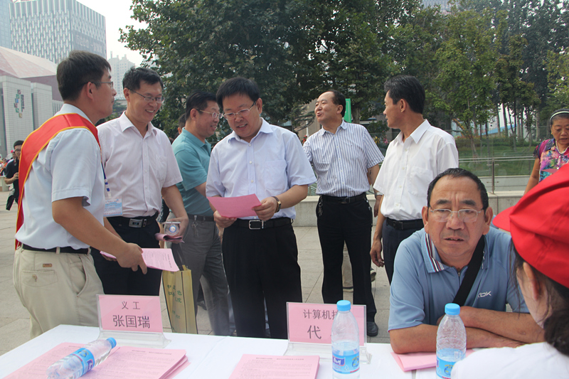 我院义工参加《慈善法》宣传义诊服务活动
