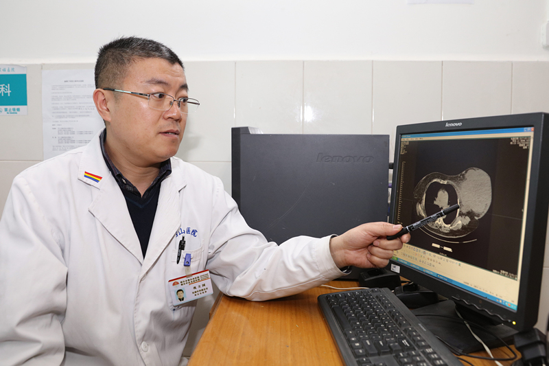 我院乳腺外科成功完成一例罕见巨大乳房肿瘤切除术