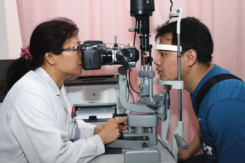 因玩手机导致近视、干眼症 专家提醒：保护眼睛要从孩子抓起
