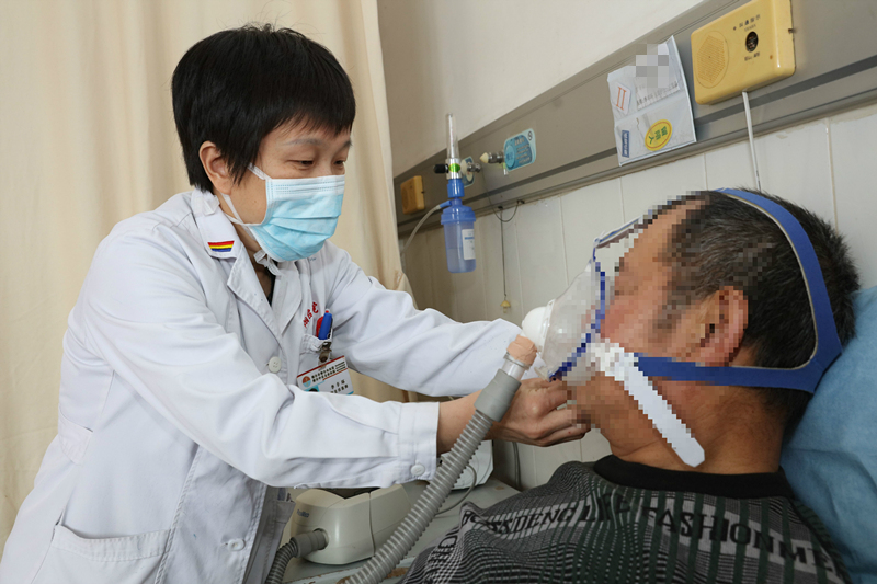 烟台一男子开车打盹撞到树上，原来是患了睡眠呼吸暂停综合征