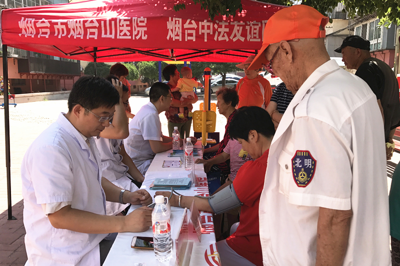 迎七一（一）：行政第一党支部党员为民服务进社区