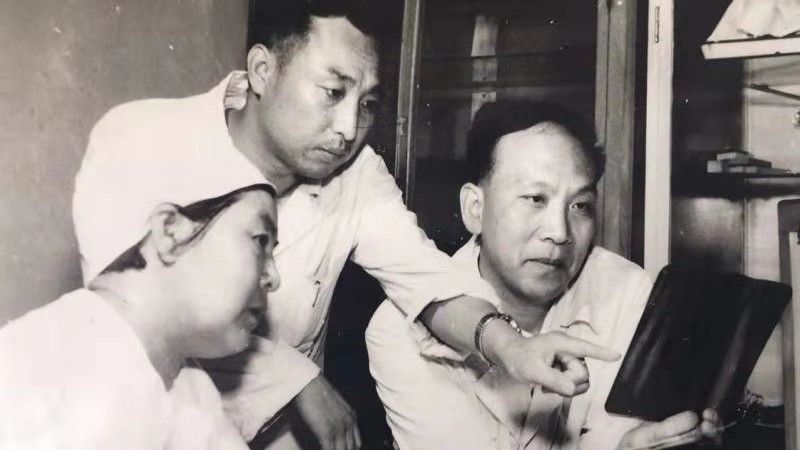 上世纪60年代，烟台山医院骨科医生在讨论病例.jpg