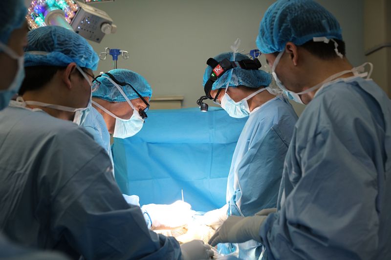烟台山医院骨科医生与美国斯坦福大学骨科顶级专家同台做高难度脊柱侧弯手术_副本.jpg