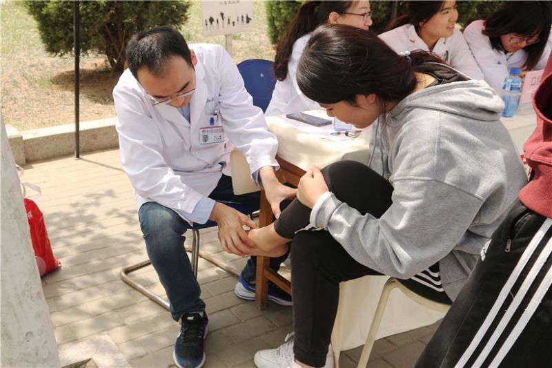 骨科医生苏情为大学生做检查.jpg