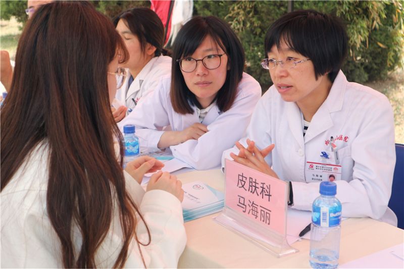 皮肤科医生马海丽为大学生做咨询.jpg