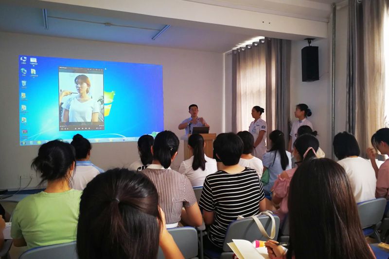张国瑞主持急救常识现场培训.jpg