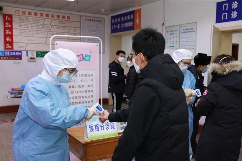 疫情防控期间，烟台山医院切实加强预检分诊工作.jpg
