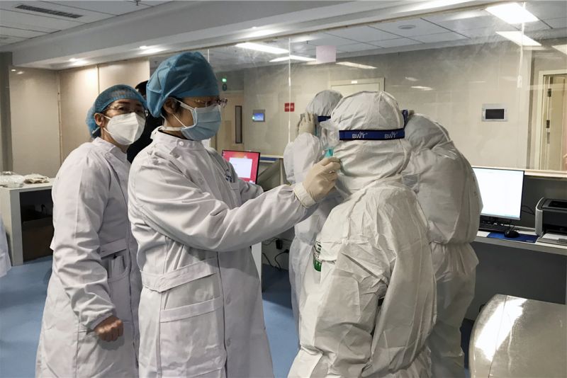 刁丽娜指导医护人员穿脱防护服。.jpg