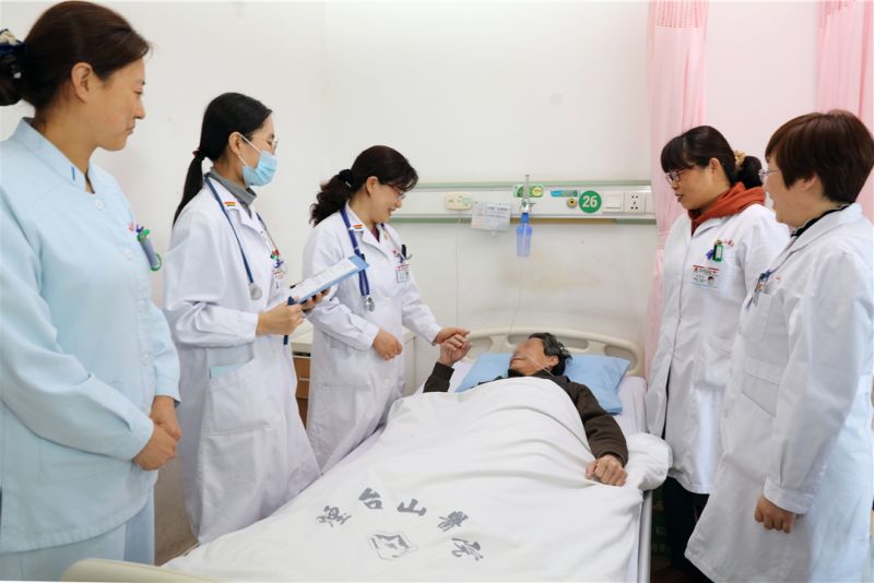 周冬梅和肿瘤内一科医护人员正在查房（资料图）.jpg