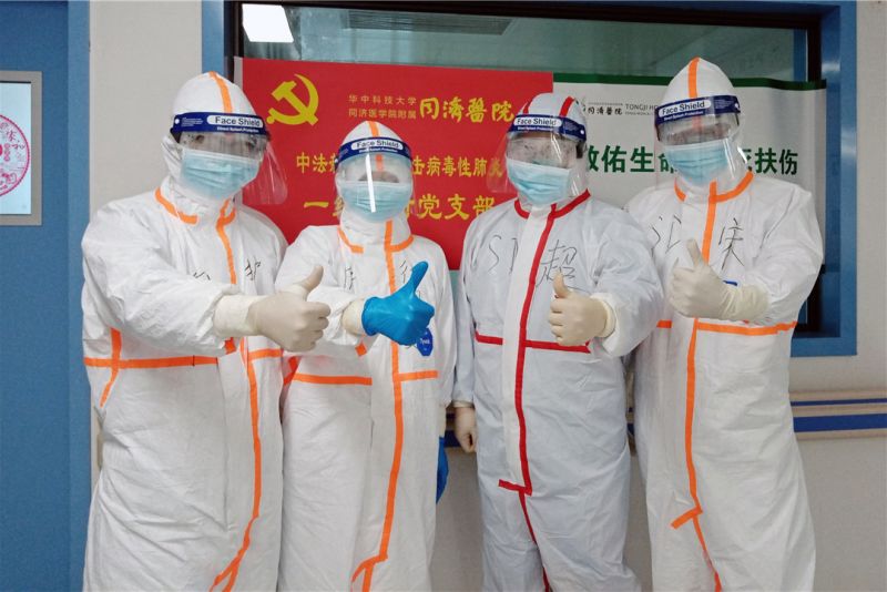 白衣执甲，逆行出征。疫情发生后烟台山医院人第一时间投入到疫情防控阻击战。.jpg