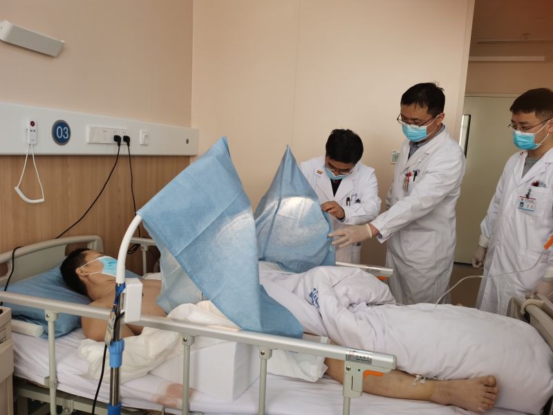 李京宁主任查看七指离断患者病情.jpg