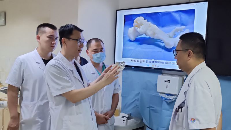 曲文庆在进行3D打印辅助复杂足部畸形手术前病例讨论.jpg