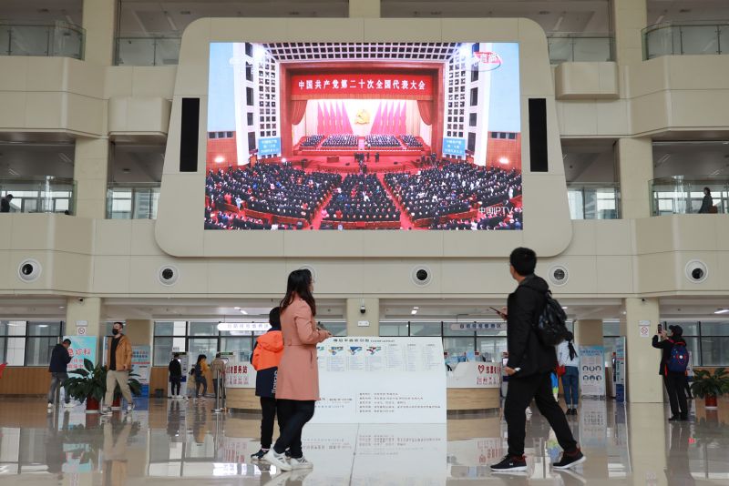 在烟台山医院东院区，市民驻足观看党的二十大开幕盛况（2）.JPG