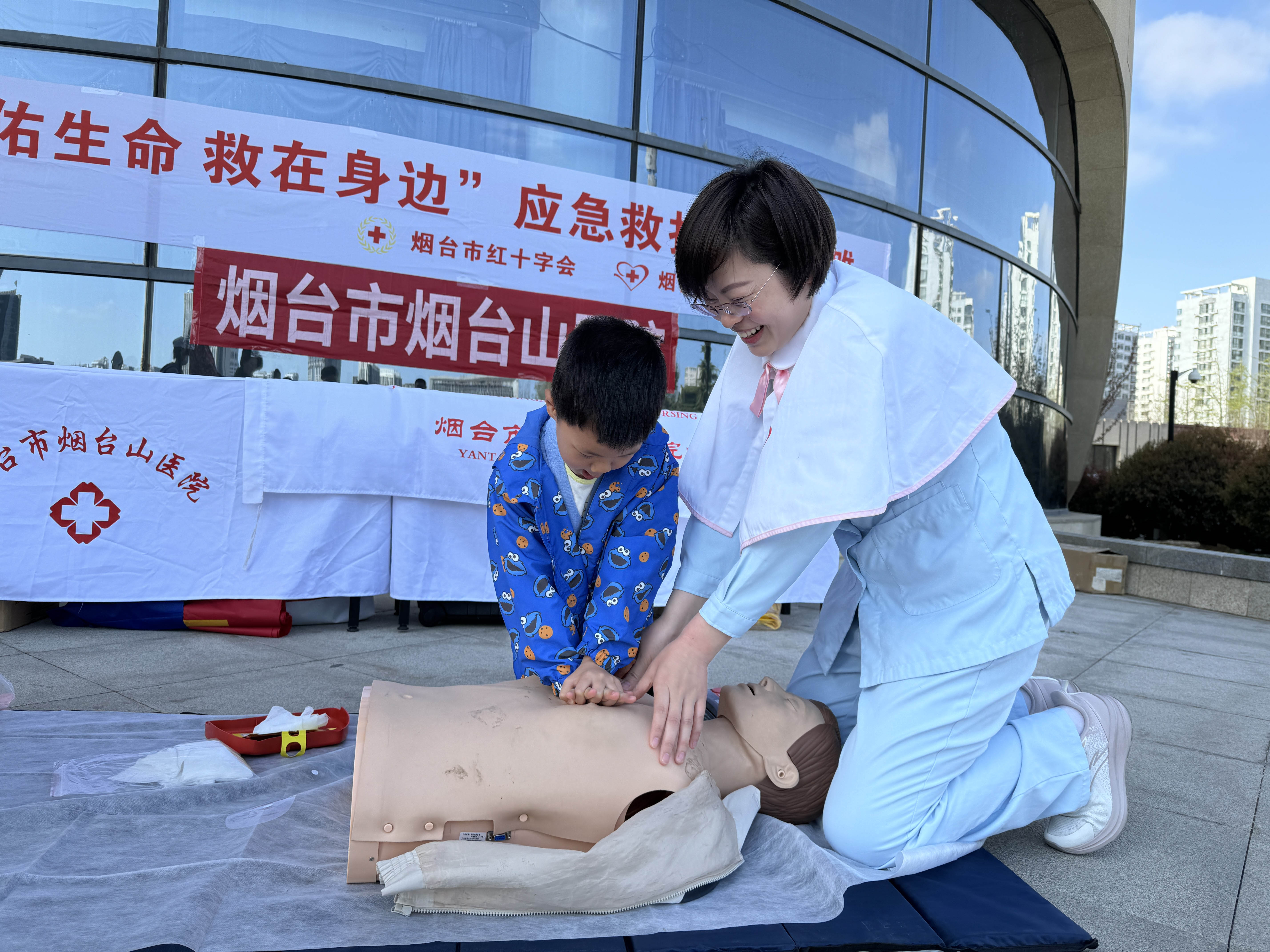 志愿者陈晓艳指导小朋友做心肺复苏操作1.jpg