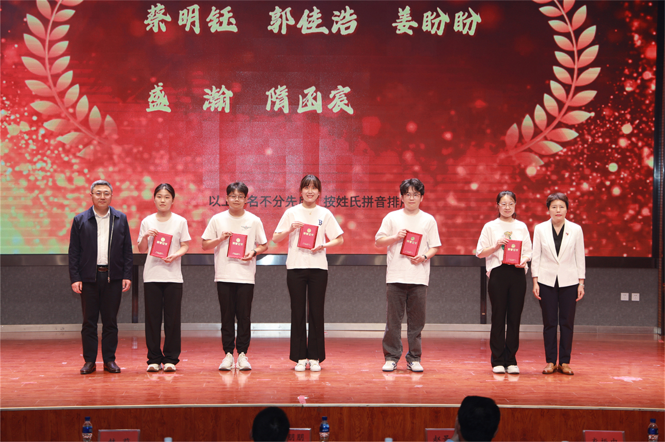 18.”优秀新员工“颁奖.JPG