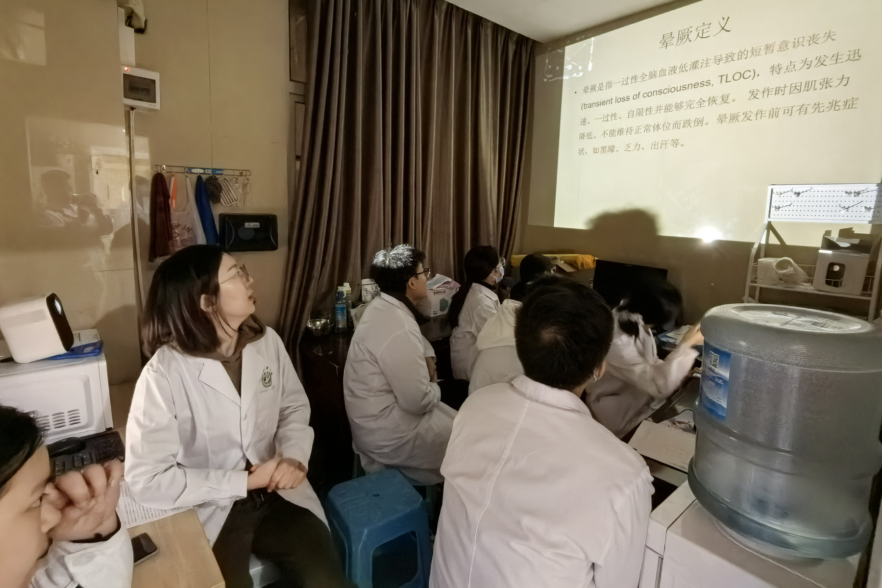 于杰带领巫山县中医院医疗团队开展集中培训学习.jpg